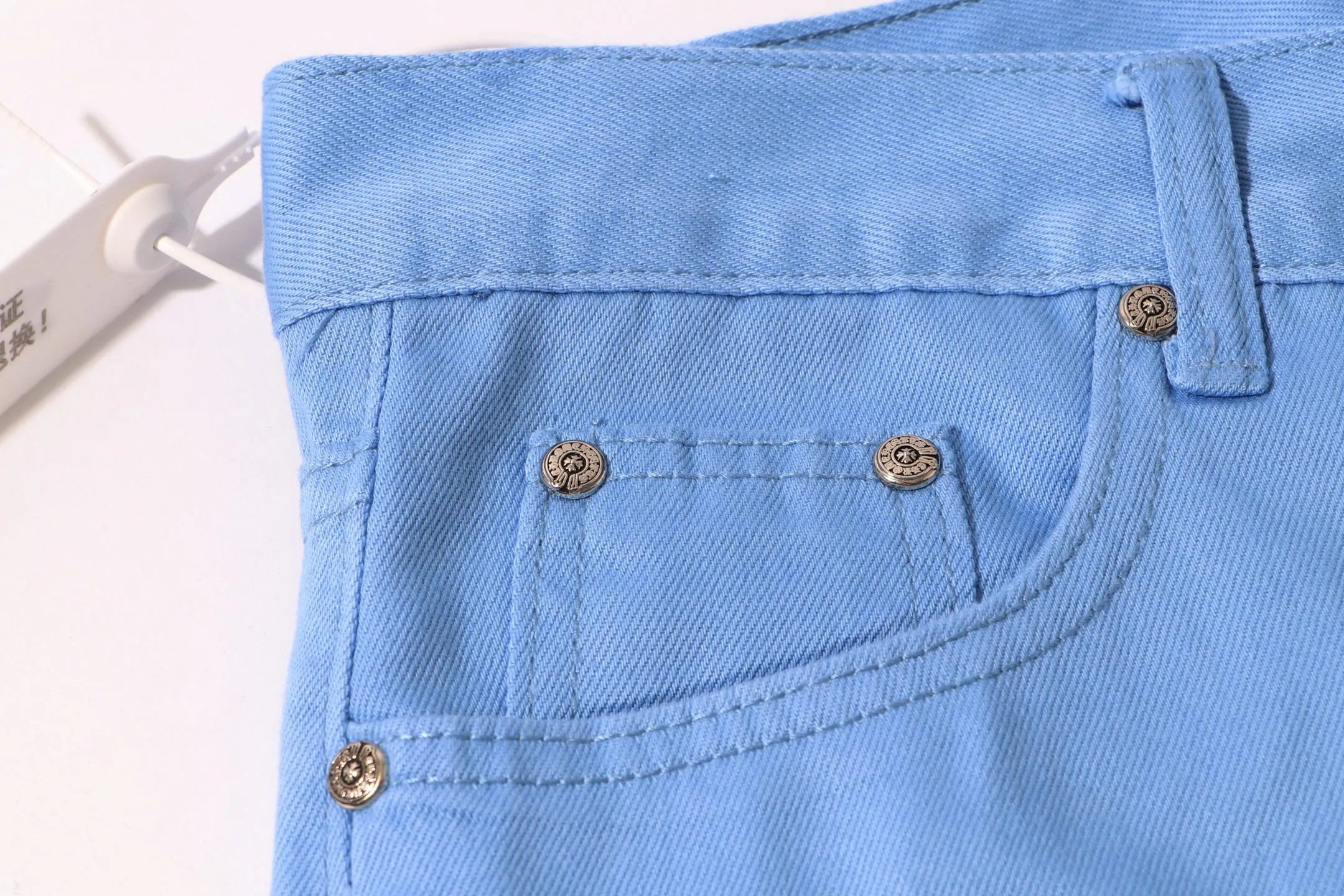 P280 Style number: H912 Chrome hearts CH co-branded Drak Miami light pink jeans exude uninhibited personality and unique charm. Every wear and tear is carefully designed to present a unique artistic feel. Made of imported denim fabric, which has undergone heavy industrial washing and destruction treatment, the trousers show a super cool effect on the upper body, allowing you to dominate the fashion stage.  This is more than just a pair of jeans, it is an expression of attitude. With its unique design concept and ultimate pursuit of details, Croxin breaks traditional boundaries and defines the jeans trend in the new era. The trousers are made of double-layer woven fabric with customized hardware. Special Italian cowhide is printed and cut. Custom-made sheepskin three-layer thick-line leather. The whole body is spliced ​​in heavy water washing. Craftsmen hand-splash ink. You can see the details. Three-dimensional cutting version. Loose and comfortable, not flattering to the body. Makes taller and slimmer. Seiko factory. Original quality control. Same style for men and women. Can be matched with couples. Versatile recommendation. Must-have jeans for all seasons. Color: ice blue. Size: 28-30-32-34.